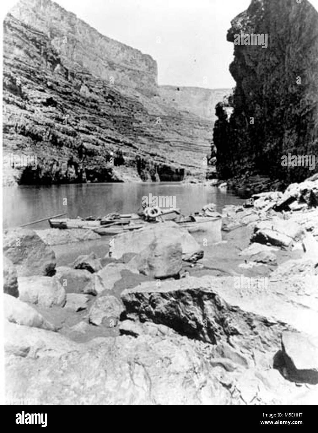 Grand Canyon Powell Expedition BOOTE VON POWELL'S ZWEITE EXPEDITION IN DEN Marble Canyon. Sessel und leben die LICHTFORMEN. CIRCA 1872. Stockfoto