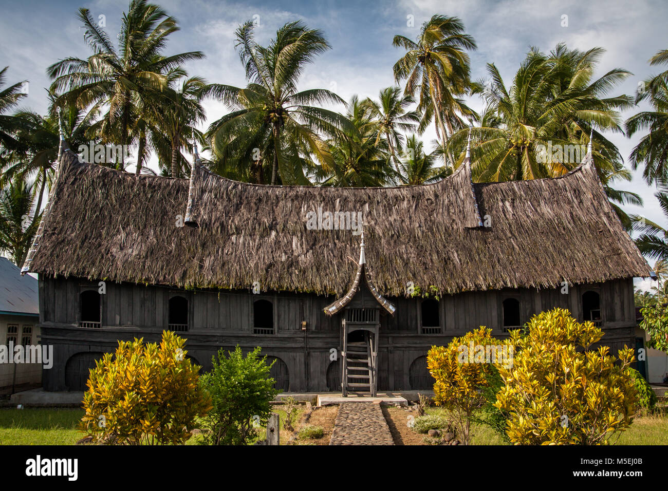 Einzigartiges Beispiel der Minangkabau Rumah Gadang mit Strohdach Minangkabau indigenen Art des Langhauses. Authentische Dach Stil und architektonisches Merkmal Stockfoto