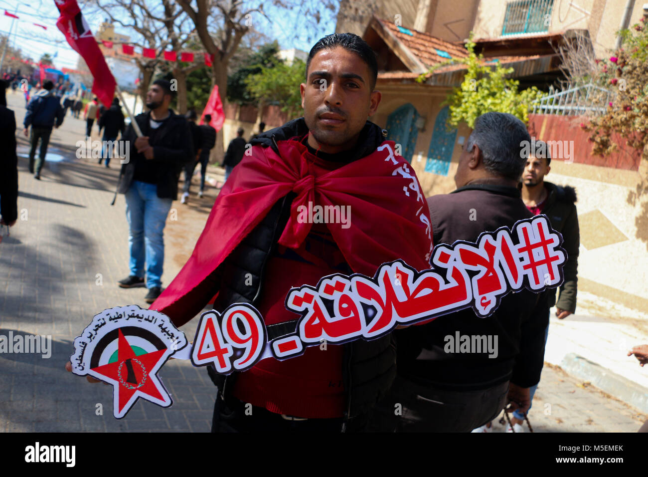 22. Februar 2018 - Die Demokratische Front für die Befreiung Palästinas (DFLP) organisiert eine 'Jerusalem und Freiheit März'' in Gaza Stadt der 49. Jahrestag der Gründung der Bewegung zu feiern. Teilnehmer von der Unbekannte Soldat Platz und ging zu dem UN-Hauptsitz in Gaza Stadt, holding Banner gegen uns Präsident Trumpf und der israelische Ministerpräsident Netanjahu und fordern auch von der Unabhängigkeit des Gesundheitssektors aus politischen Manöver Credit: Ahmad Hasaballah/ImagesLive/ZUMA Draht/Alamy leben Nachrichten Stockfoto