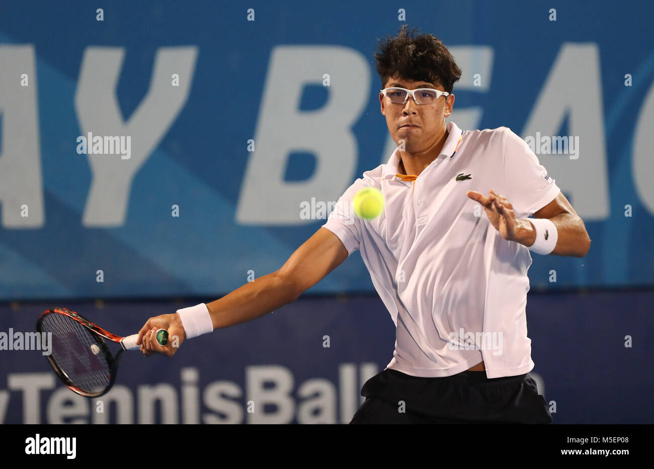 Delray Beach, Florida, USA. 22 Feb, 2018. Hyeon Chung, aus Korea, spielt eine Vorhand gegen Franko Skugor, aus Kroatien, während der Delray Beach Open ATP Tennisturnier 2018, Stadion an der Delray Beach & Tennis Center in Delray Beach, Florida, USA gespielt. Hyeon Chung gewann 6-4, 7-6 (4). Mario Houben/CSM/Alamy leben Nachrichten Stockfoto