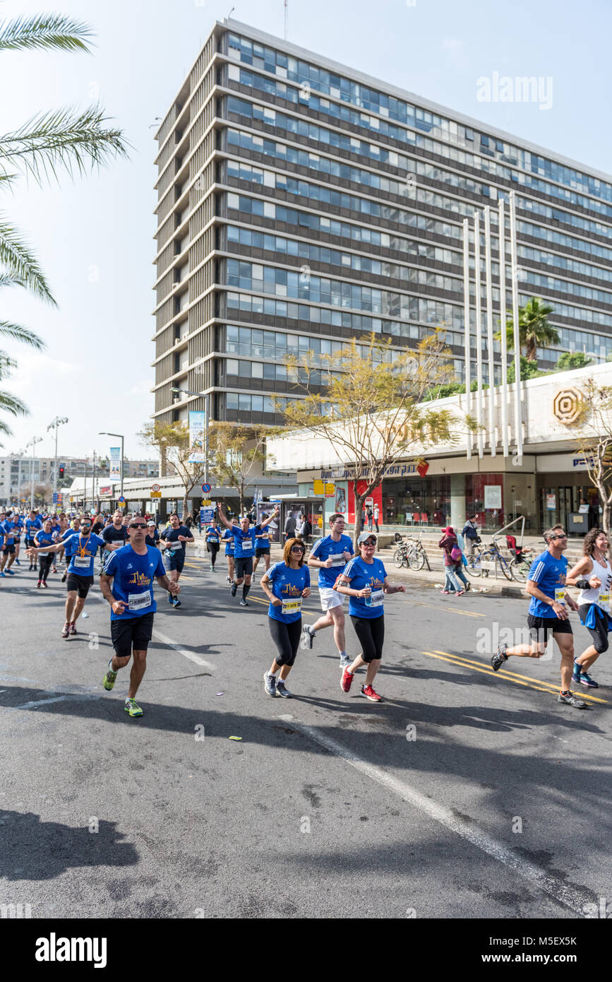 Israel, Tel Aviv-Yafo - 23. Februar 2018: 2018 Tel Aviv Samsung Marathon. Einschließlich einer vollständigen Marathon, Halbmarathon, 10 km und 5 km Lauf, sowie 42 km hand Radrennen für Menschen mit besonderen Bedürfnissen. Dies ist die größte Sportveranstaltung und der Marathon in Israel, mit mehr als 35 Tausend Läufer! Quelle: Michael Jacobs/Alamy leben Nachrichten Stockfoto