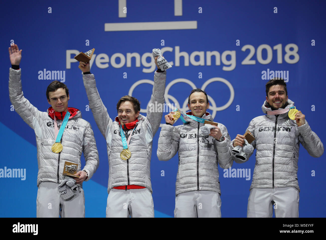 Pyeongchang, Südkorea. 23 Feb, 2018. Deutschlands Vinzenz Geiger (L-R), Fabian Riessle, Eric Frenzel und Johannes Rydzek feiern Gold gewinnen in der nordischen Kombination Skifahren in Pyeongchang, Südkorea, 23. Februar 2018. Quelle: Michael Kappeler/dpa/Alamy leben Nachrichten Stockfoto