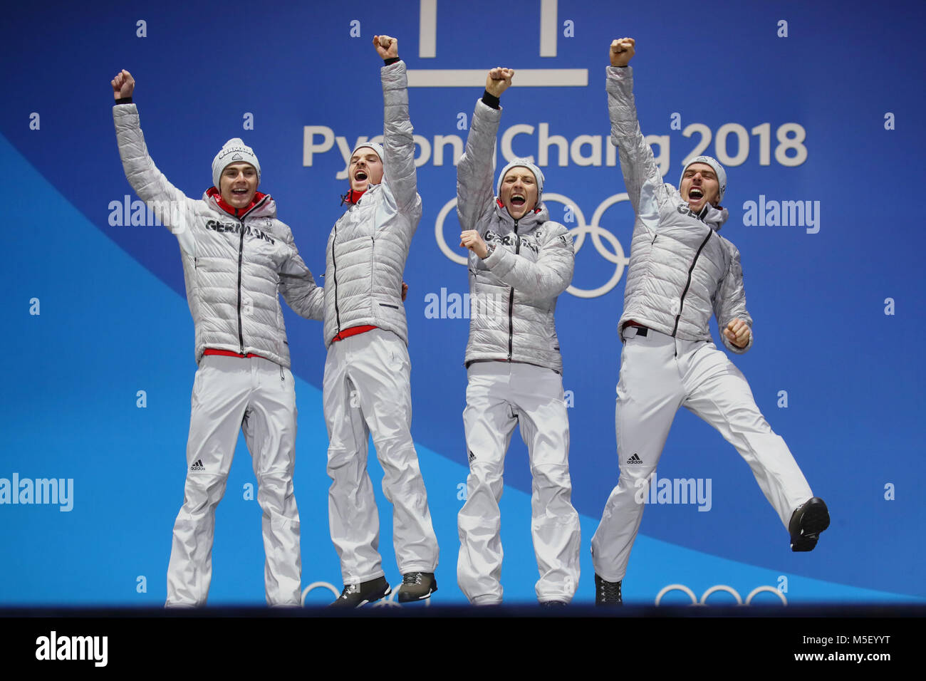 Pyeongchang, Südkorea. 23 Feb, 2018. Deutschlands Vinzenz Geiger (L-R), Fabian Riessle, Eric Frenzel und Johannes Rydzek feiern Gold gewinnen in der nordischen Kombination Skifahren in Pyeongchang, Südkorea, 23. Februar 2018. Quelle: Michael Kappeler/dpa/Alamy leben Nachrichten Stockfoto