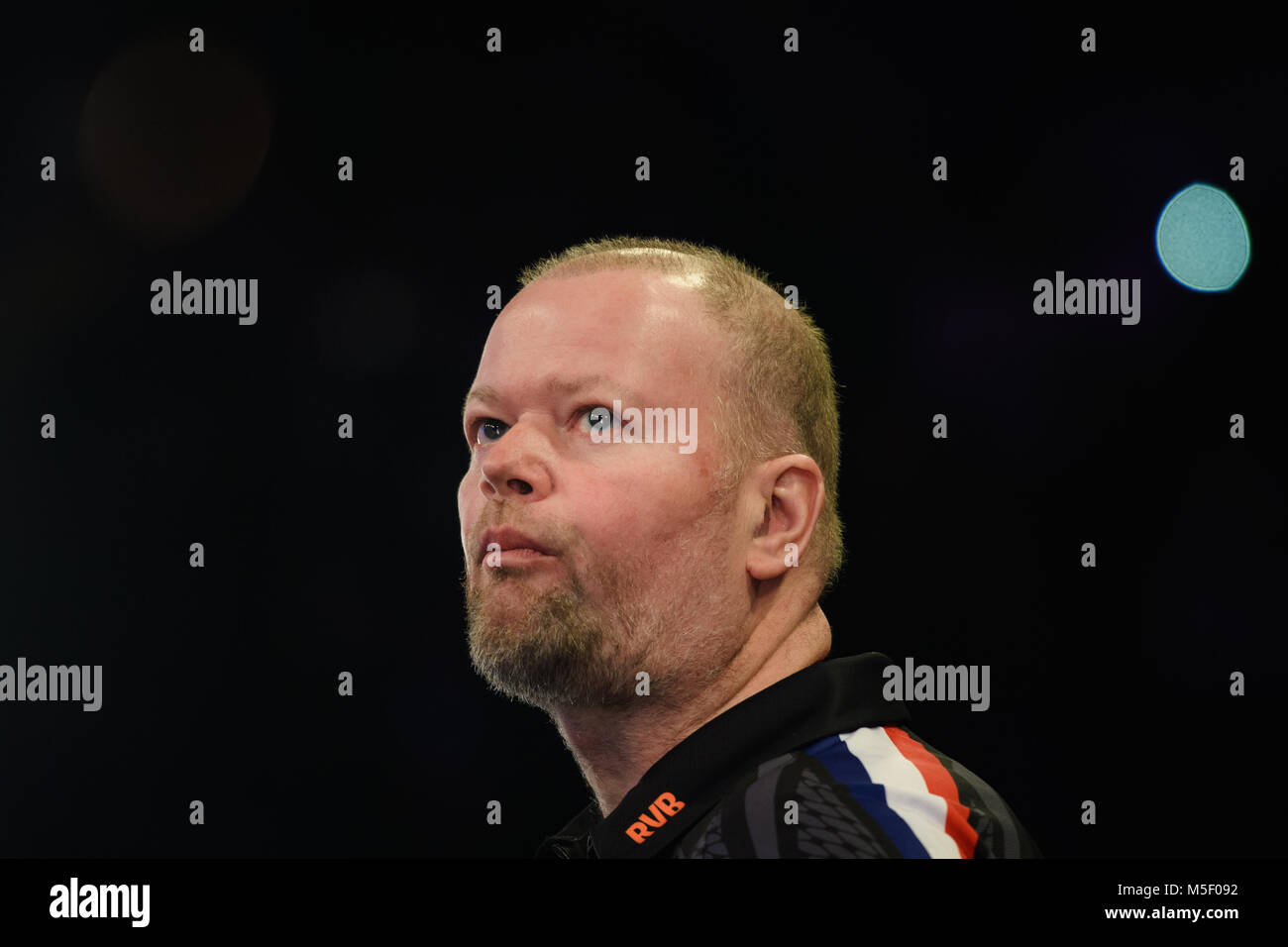 22. Februar 2018, Deutschland, Berlin: Dart: Premier League, 4.Spieltag bei Mercedes-Benz-Arena. Niederländische dart Spieler Raymond Van Barneveld reagiert. Foto: Gregor Fischer/dpa Stockfoto