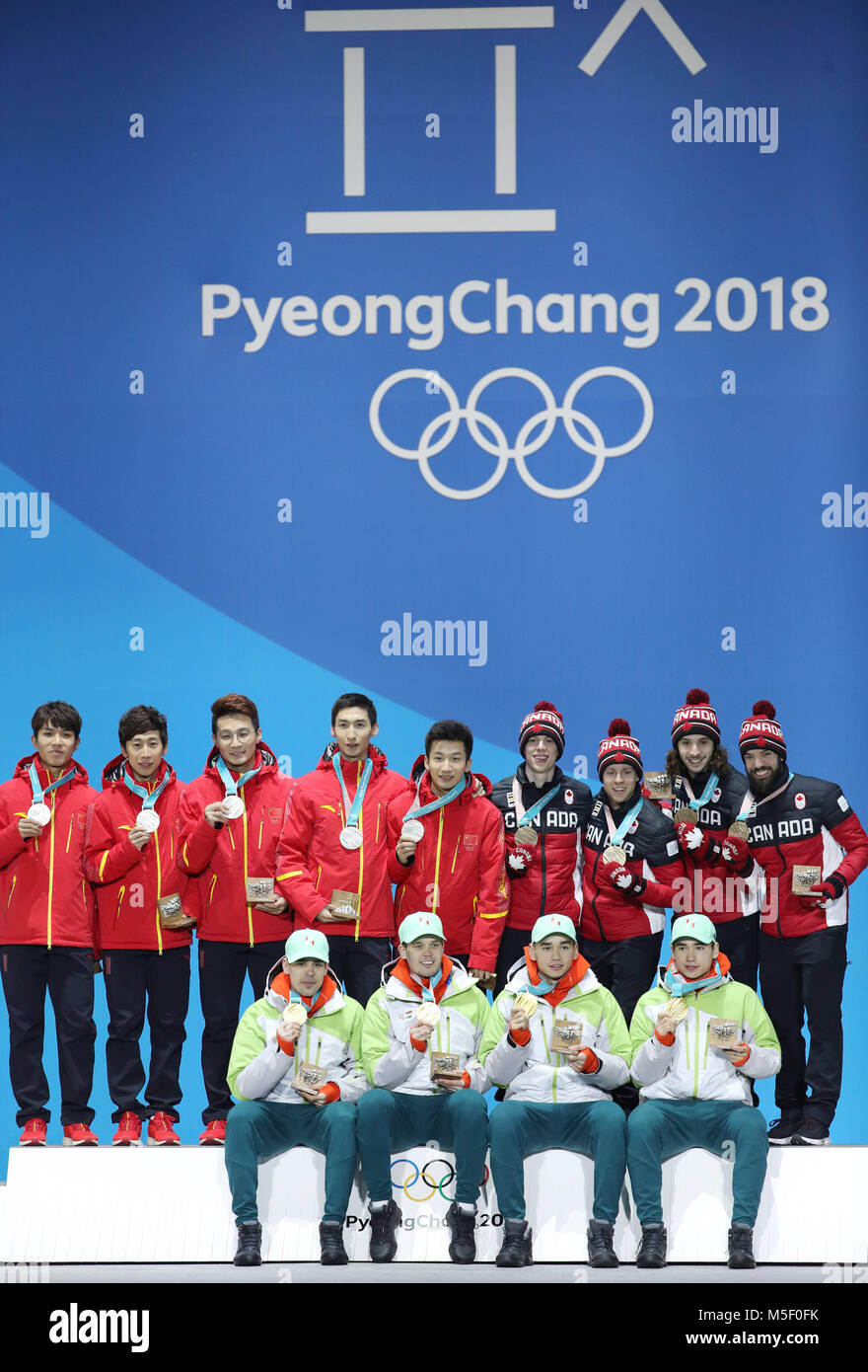 Pyeongchang, Südkorea. 23 Feb, 2018. Champion Team Ungarn (unten), zweite - Team China platziert (L) und dem drittplatzierten Team Kanada posieren für Fotos während der siegerehrung der Männer 5000 m Relais der Short Track Speed Skating am 2018 PyeongChang Winter-olympischen Spiele auf der Medal Plaza, Pyeongchang, Südkorea, Jan. 23, 2018. Credit: Bai Xuefei/Xinhua/Alamy leben Nachrichten Stockfoto