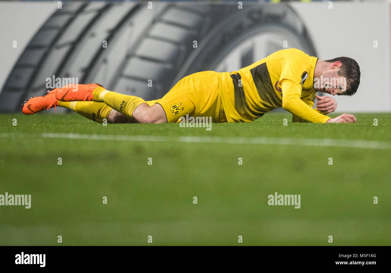 22. Februar 2018, Italien, Bergamo: Fußball, UEFA Europa League, Runden von 32, 2.Etappe: Atalanta Bergamo vs Borussia Dortmund. Dortmunder Christian Pulisic liegt auf dem Spielfeld. Foto: Bernd Thissen/dpa Stockfoto