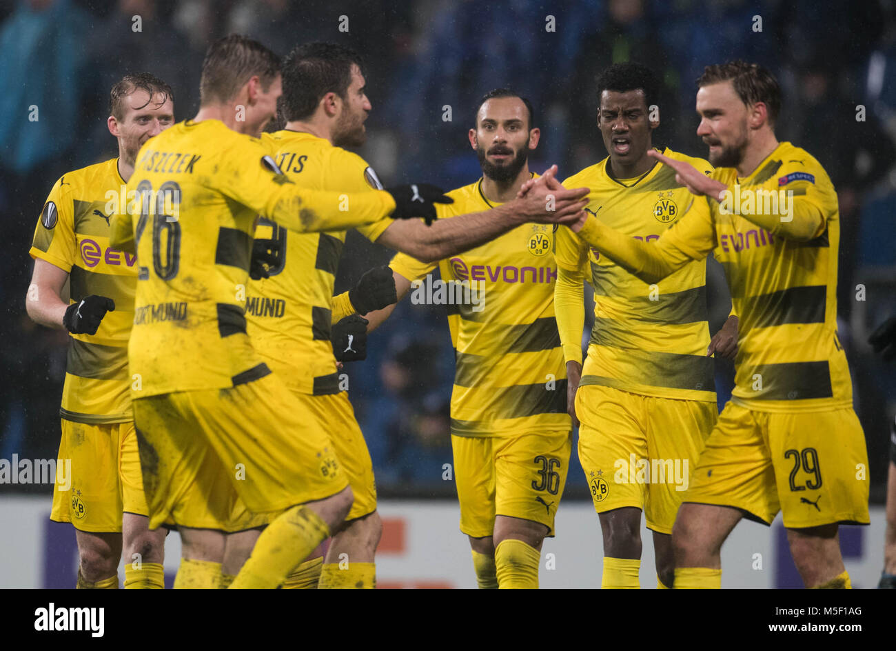 22. Februar 2018, Italien, Bergamo: Fußball, UEFA Europa League, Runden von 32, 2.Etappe: Atalanta Bergamo vs Borussia Dortmund. Dortmunder Marcel Schmelzer (R) und seine Mannschaftskameraden feiern. Foto: Bernd Thissen/dpa Stockfoto