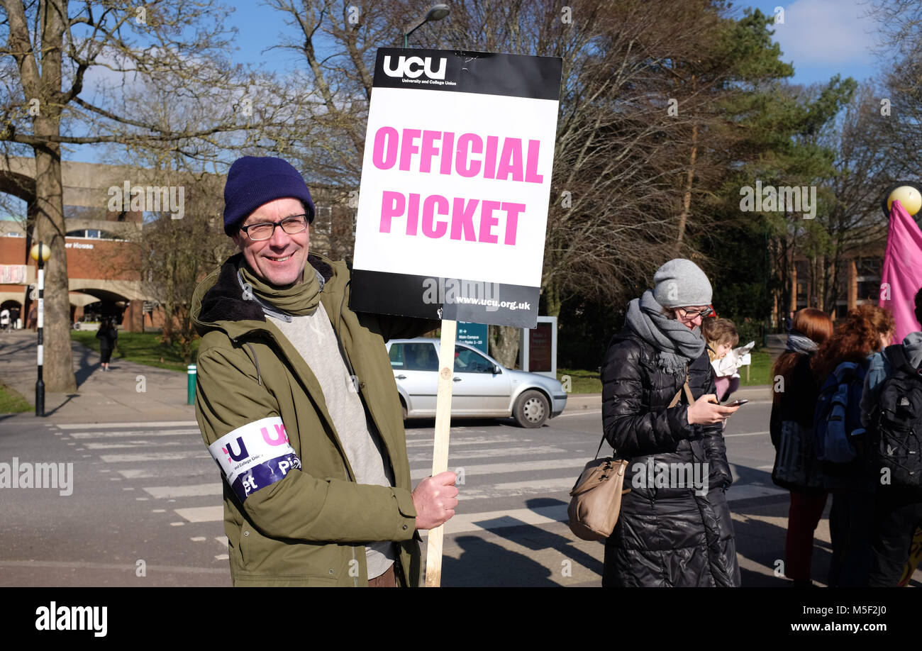Brighton, UK. 23 Feb, 2018. Eine der Streikposten an der Universität Sussex am zweiten Tag des Streiks durch die Universität und Hochschule Union (ucu) in Großbritannien Foto von Simon Dack Credit: Simon Dack/Alamy leben Nachrichten Stockfoto