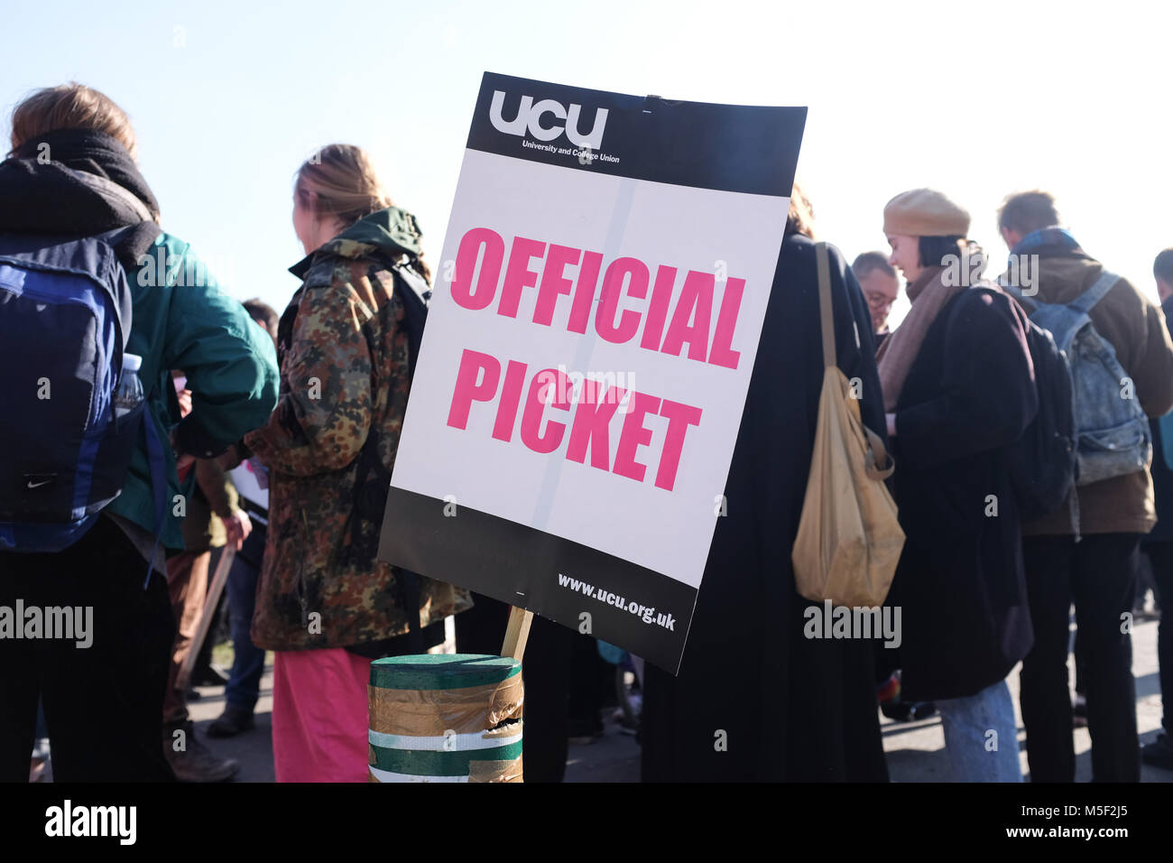 Brighton, UK. 23 Feb, 2018. Studenten sind die Unterstützung der Ausstand von Dozenten an der Universität von Sussex in Brighton am zweiten Tag des Streiks durch die Universität und Hochschule Union (ucu) in Großbritannien Foto von Simon Dack Credit: Simon Dack/Alamy leben Nachrichten Stockfoto