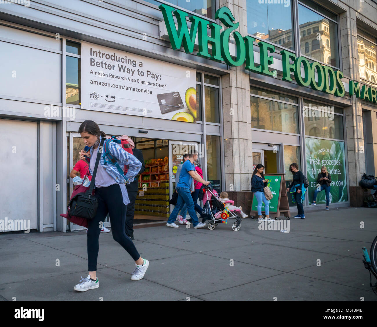 Die Whole Foods Market in der Nähe des Union Square in New York wirbt Amazon  Angebot an Prime Mitglieder von 5% zurück, wenn Sie eine Marke Amazon  Rewards Visa Kreditkarte in Whole