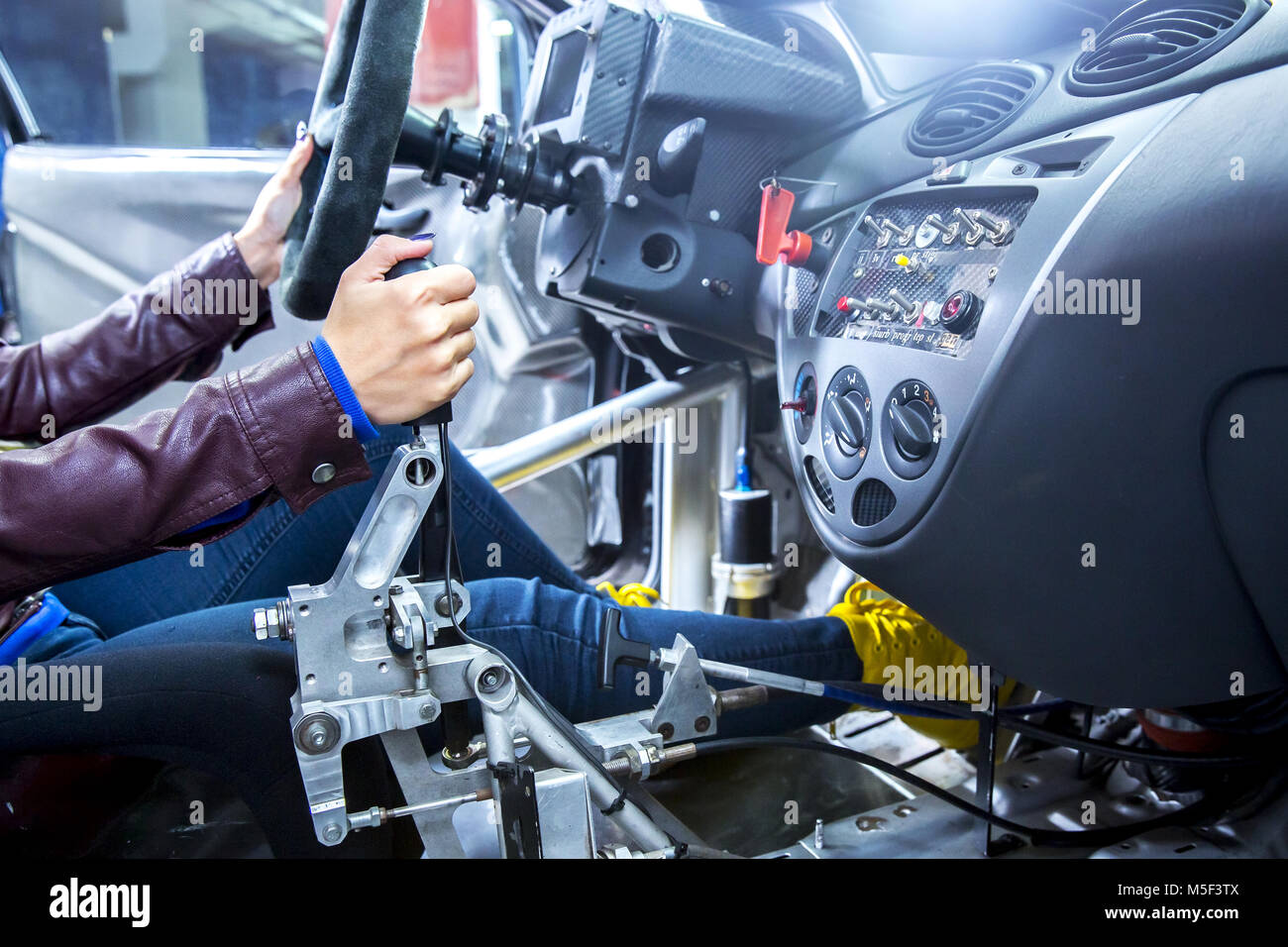 Weibliche Hand auf die gangschaltung Rennwagen Stockfoto