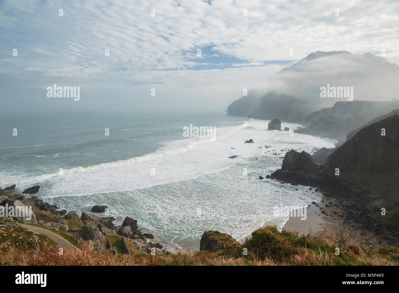 In einer einzigartigen Landschaft, zwischen schroffen Steilküsten ist der Strand von San Julian, Liendo, Kantabrien, Spanien Stockfoto