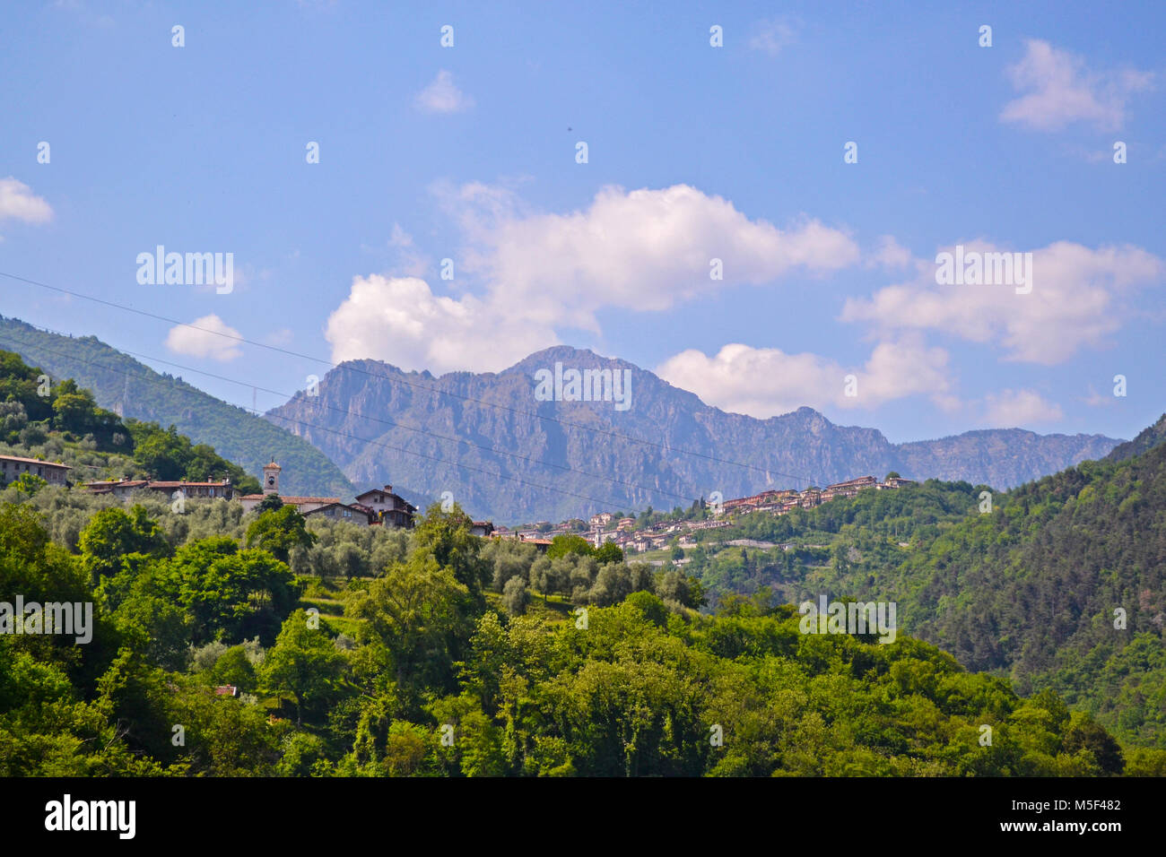 Hügel rund um den Gardasee in Italien Stockfoto