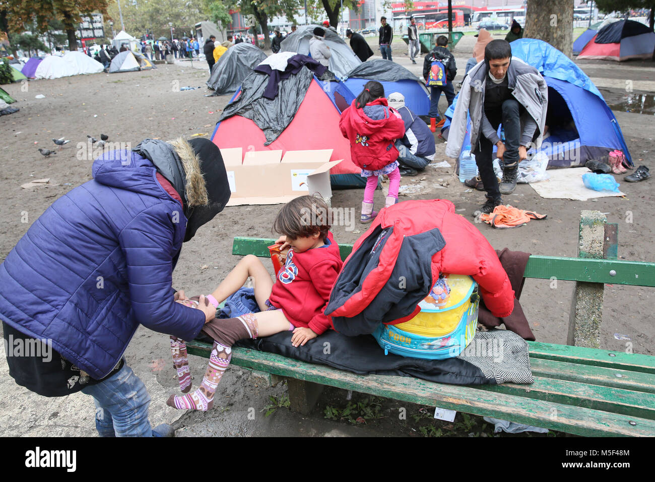 Serbien, Belgrad - September 01,2015: Park am Bahnhof Migranten aus Syrien in eine kleine Stadt verwandelt haben. Einige haben sogar Zelte auf und in dem Stockfoto