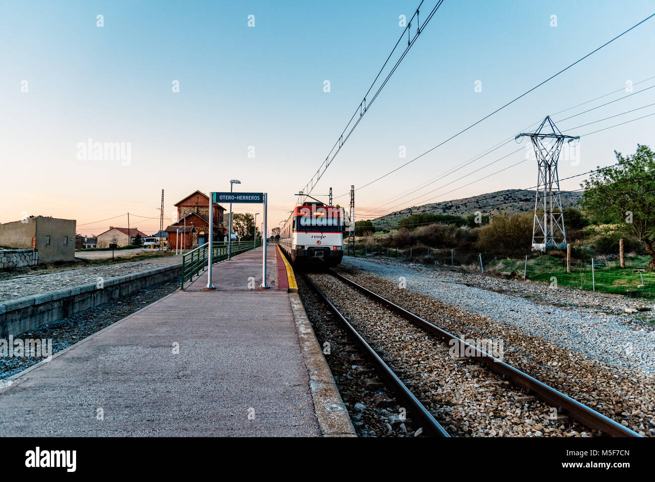 Otero de Herreros, Spanien - 15 April, 2017: Bahnhof am alten Bahnhof Plattform in der Landschaft bei Sonnenuntergang. Stockfoto