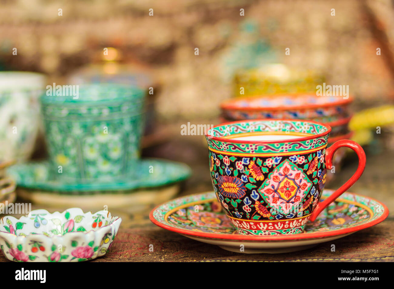 Die Vintage im thailändischen Stil Porzellan Tasse handgefertigt. Schöne  traditionelle Thailändische 5-farbige Porzellan Keramik Kaffeetasse.  Benjarong Porzellan Kaffee c Stockfotografie - Alamy