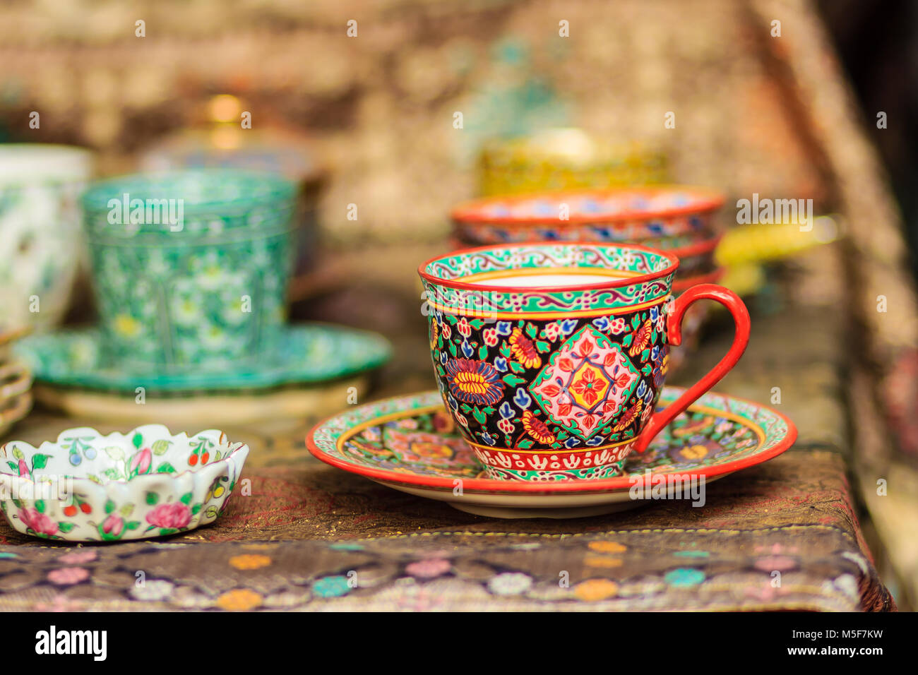 Die Vintage im thailändischen Stil Porzellan Tasse handgefertigt. Schöne  traditionelle Thailändische 5-farbige Porzellan Keramik Kaffeetasse. Benjarong  Porzellan Kaffee c Stockfotografie - Alamy