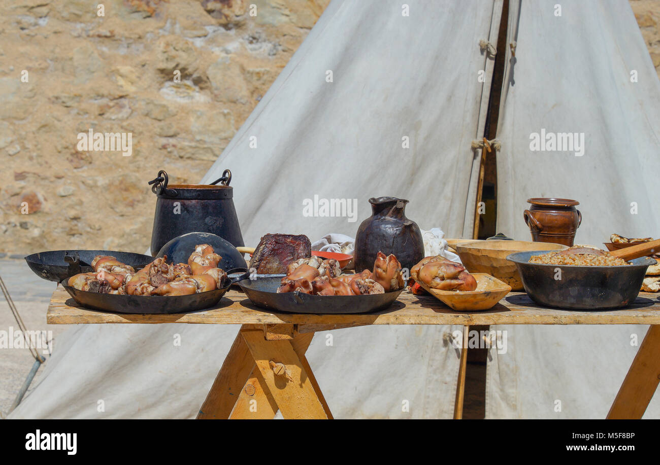 Gebratene Schweinshaxen auf Metallplatten. Traditionelle deutsche Küche. Stockfoto