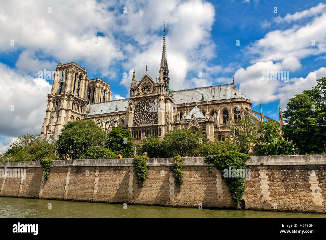 Blick auf die berühmte Kathedrale Notre-Dame de Paris unter dem schönen Himmel in Paris, Frankreich. Stockfoto