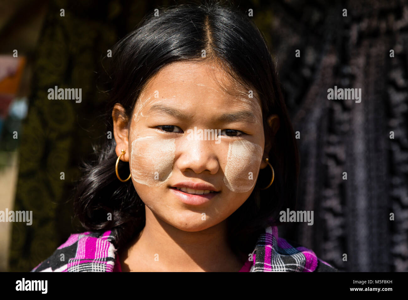 Bagan, Myanmar, 27. Dezember 2017: Portrait eines jungen Mädchens mit Tanaka Paste auf ihr Gesicht, Stockfoto