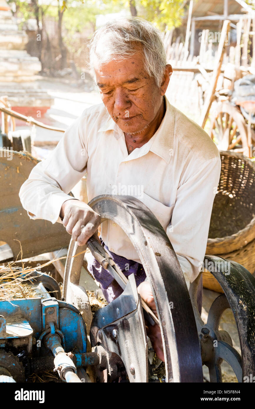 Bagan, Myanmar, 27. Dezember 2017: Alter Mann schleift die Messer einer Erntemaschine Stockfoto