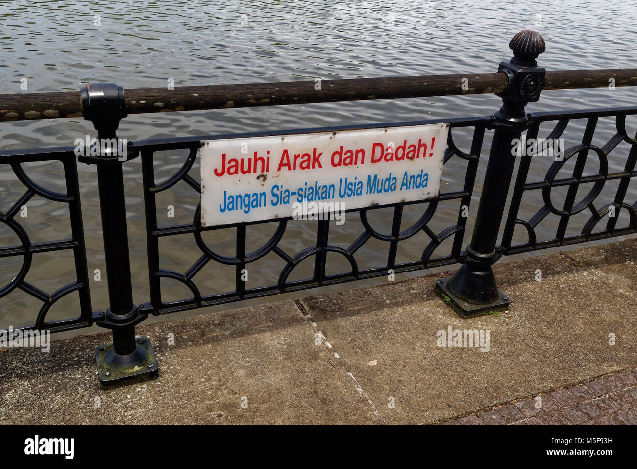 Ein Warnschild in Malay von der Riverside Kuching und versucht, junge Menschen von Drogen und Alkohol mit der Drohung der sterbenden Jungen abzuhalten Stockfoto