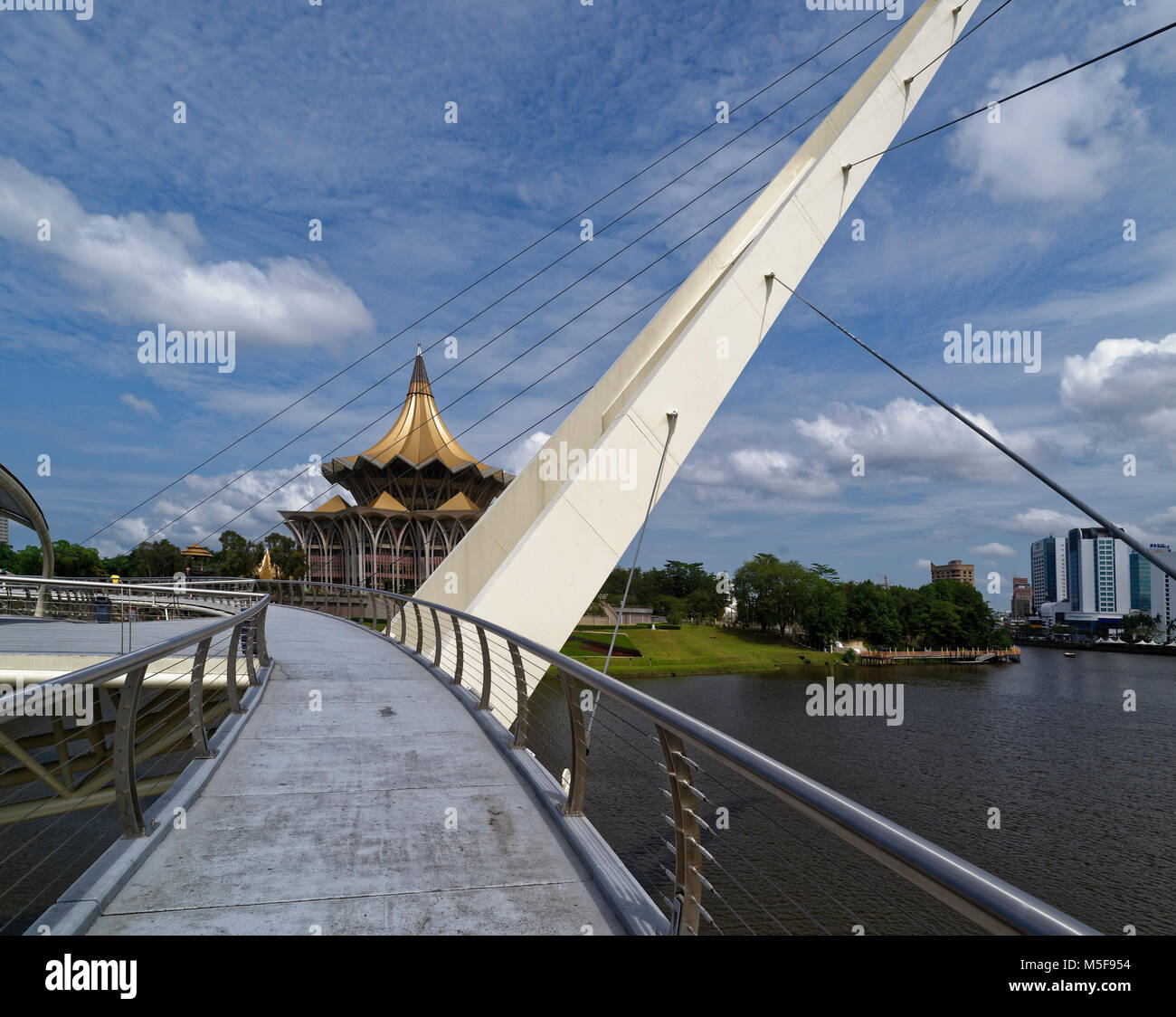 Die Darul Hana Brücke über den Fluss Sarawak, Kuching, Malaysia Stockfoto