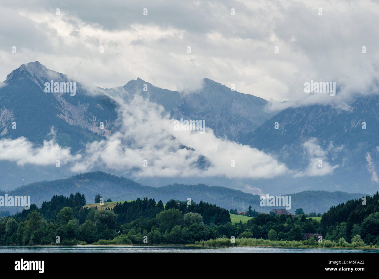 Bewölkt lansdscape der Europäischen Alpen Stockfoto