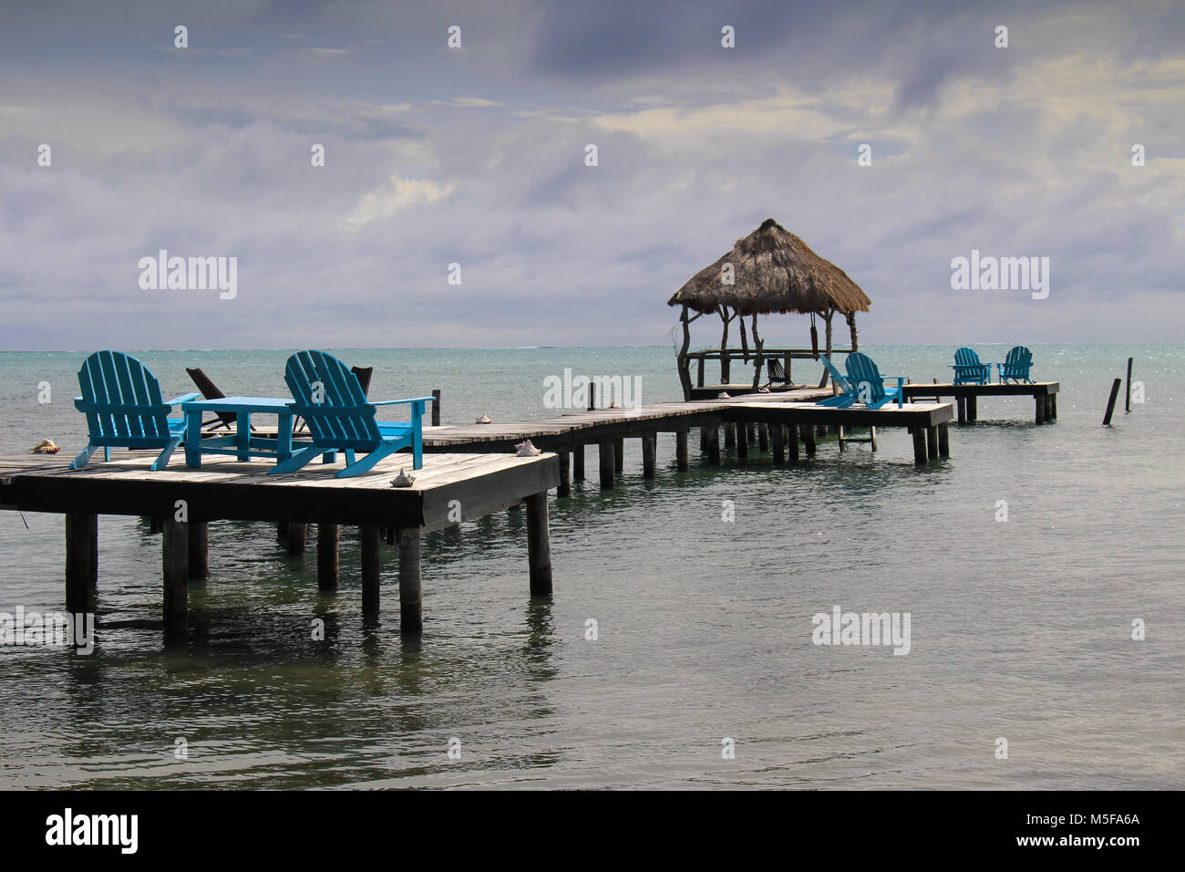 Entspannen Karibik Blick vom hellen blauen hölzernen Sonnenliegen. Stockfoto