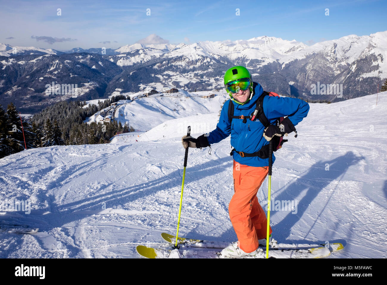 Gerne männliche Skifahrer auf Skiern in den französischen Alpen im Winter Schnee Skifahren auf rot Marmotte Skipiste oberhalb von Samoens, Haute Savoie, Rhône-Alpes, Frankreich, Europa Stockfoto