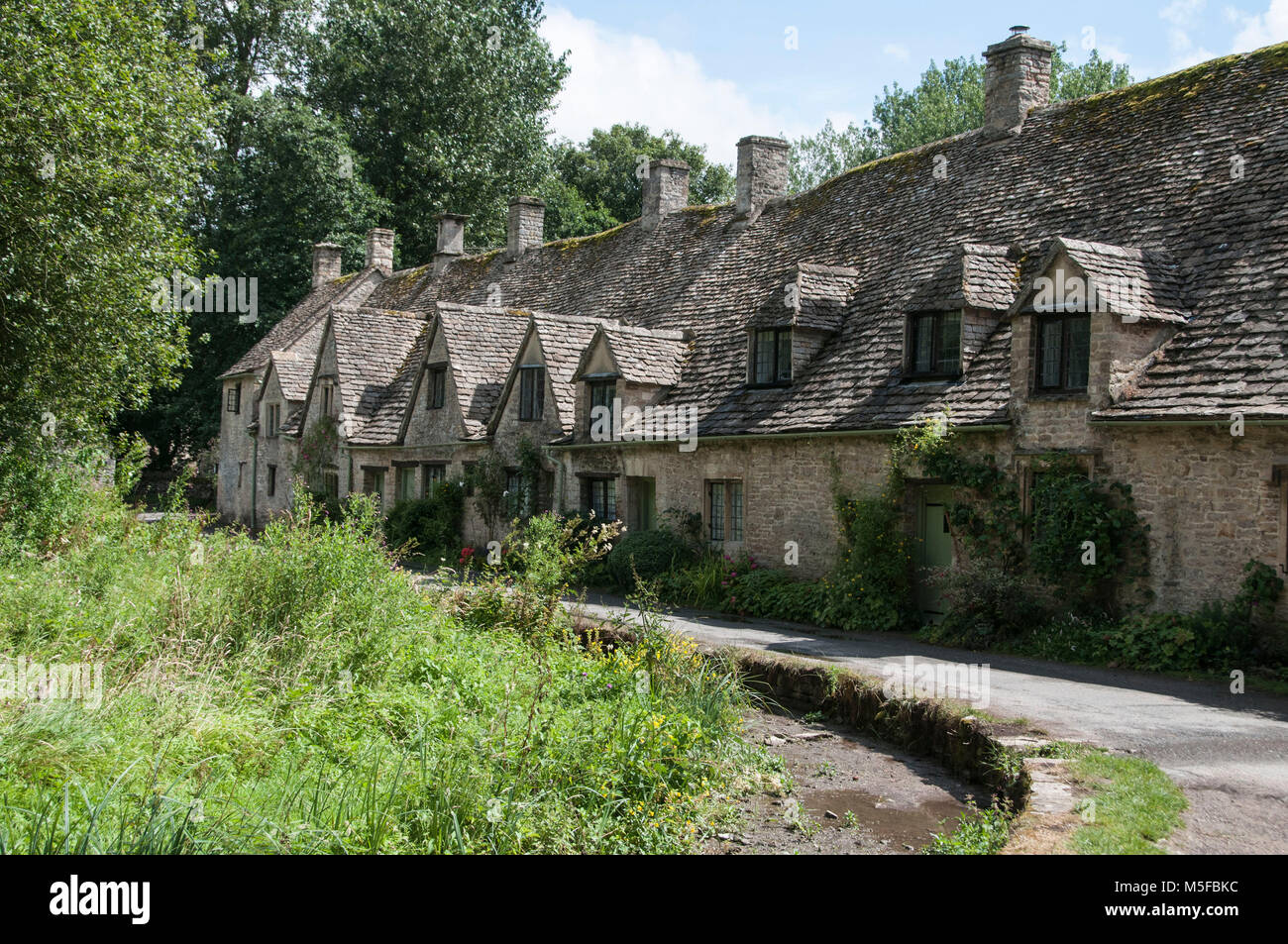 Eine Reihe der alten Hütten von Arlington Row in der Nähe von Bibury Gloucester. Großbritannien Stockfoto