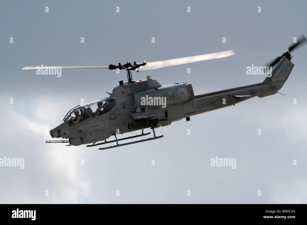 MIRAMAR, Kalifornien, USA - 15.Oktober 2016: Bell AH-1SuperCobra Kampfhubschrauber im Flug während der MCAS Miramar Airshow. Stockfoto