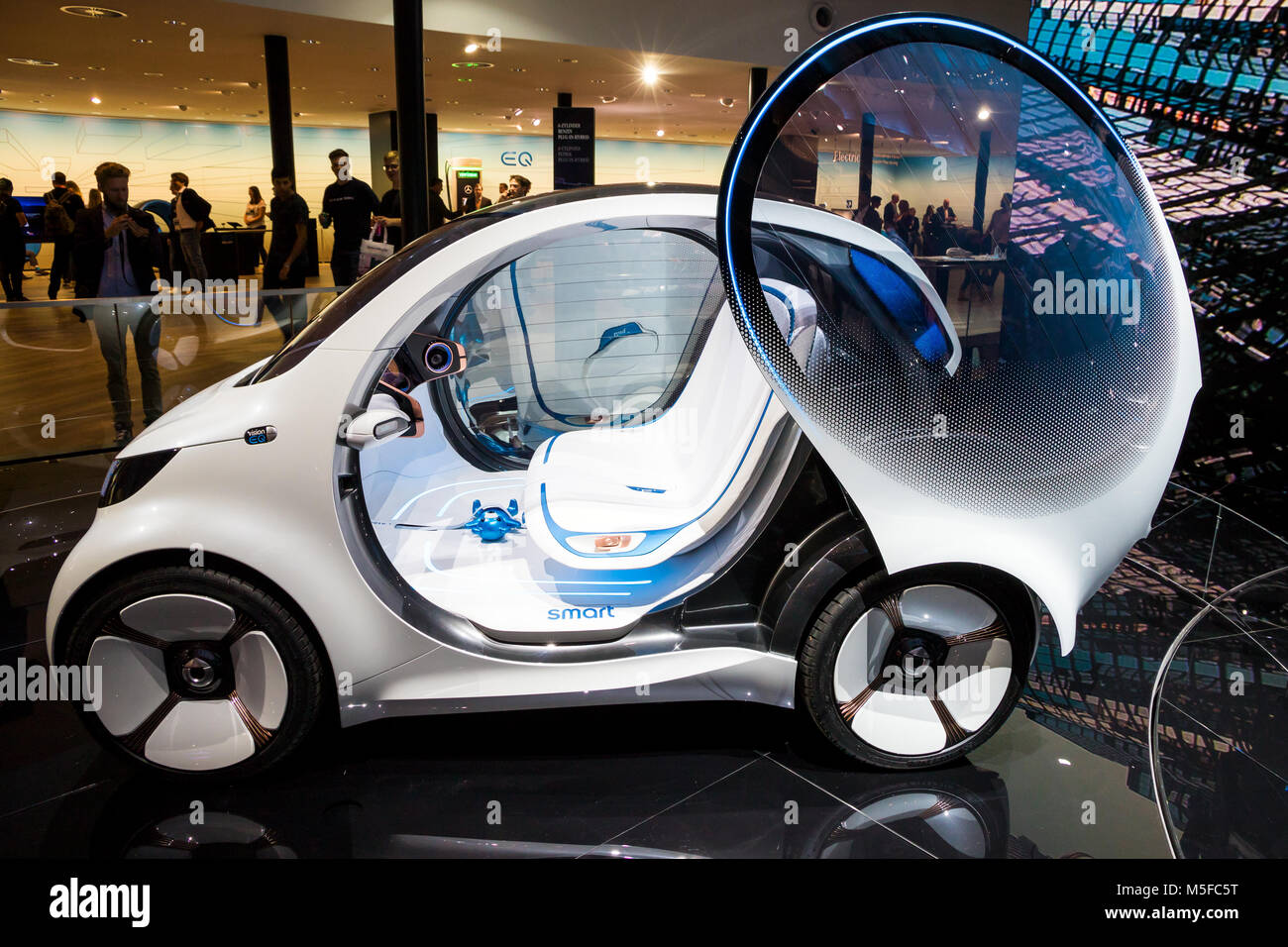 FRANKFURT, Deutschland - 13.09.2017: Smart Vision EQ ForTwo Selbstfahrer City Car auf der Frankfurter Automobilausstellung IAA 2017 präsentiert. Diese neue Smart ist eine ur Stockfoto