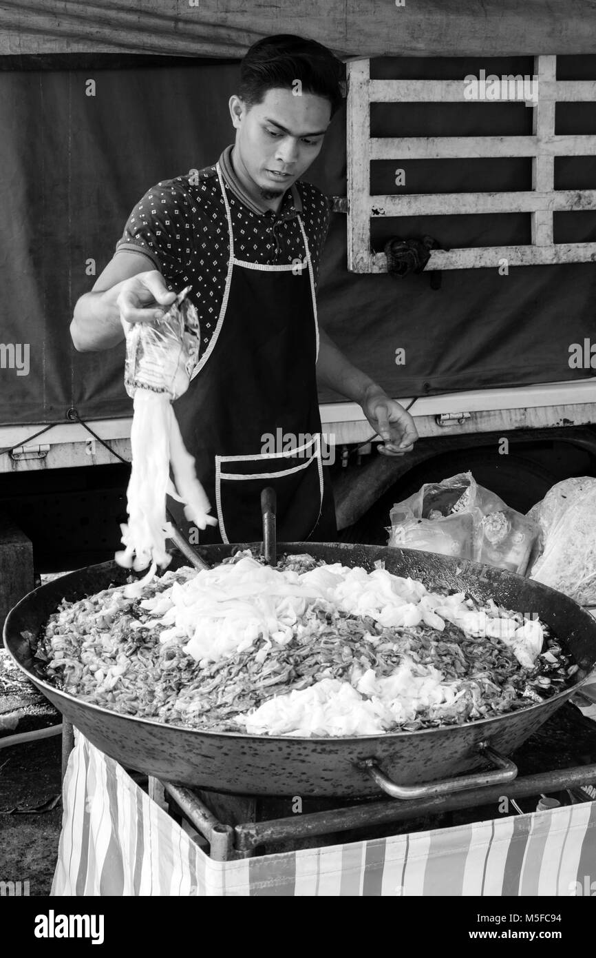 Cameron Highlands, Malaysia, 17. Dezember 2017: Chef kocht gebratene Nudeln in einem großen Topf auf einem Markt Stockfoto