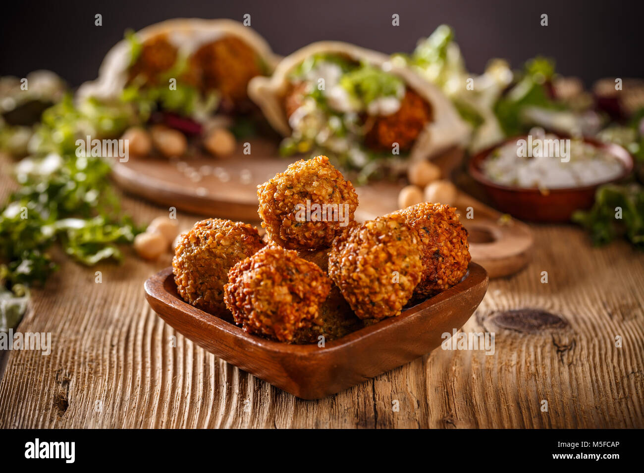 Frische Kichererbsen Falafel in Houten Stockfoto