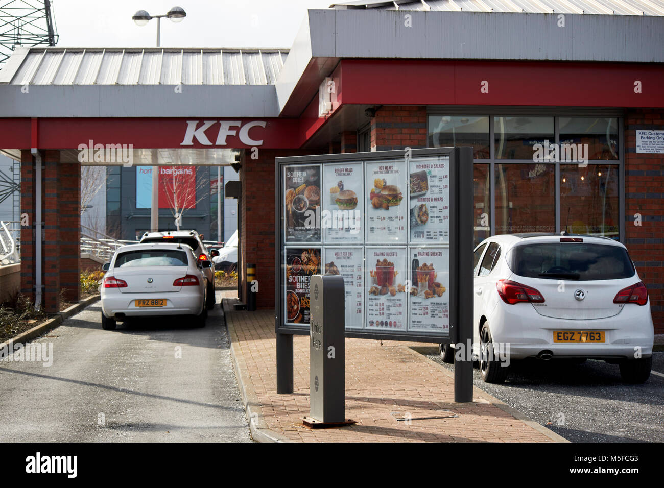 Autos durch KFC Drive Thru in Nordirland Großbritannien gehen Stockfoto