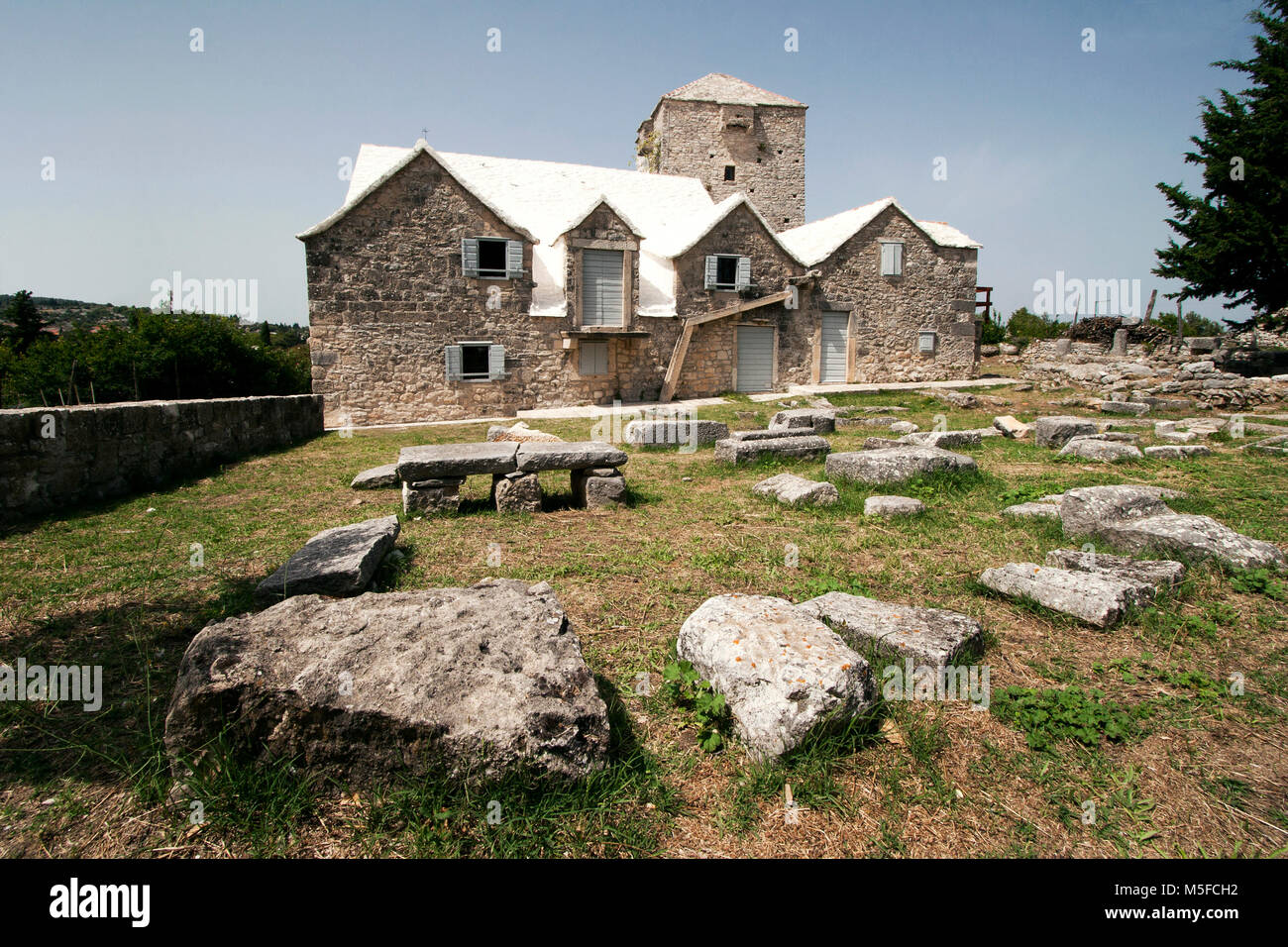 Museum der Insel Brac und alte steinerne Fragmente in Skrip in Kroatien Stockfoto