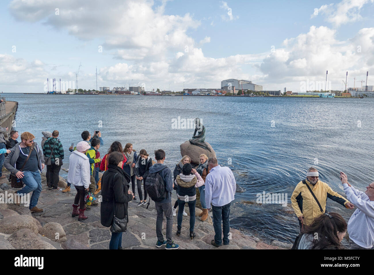 Kopenhagen, Dänemark - Okt 3, 2017: Touristen posieren und Bilder der Kleinen Meerjungfrau in Kopenhagen, Dänemark. Stockfoto