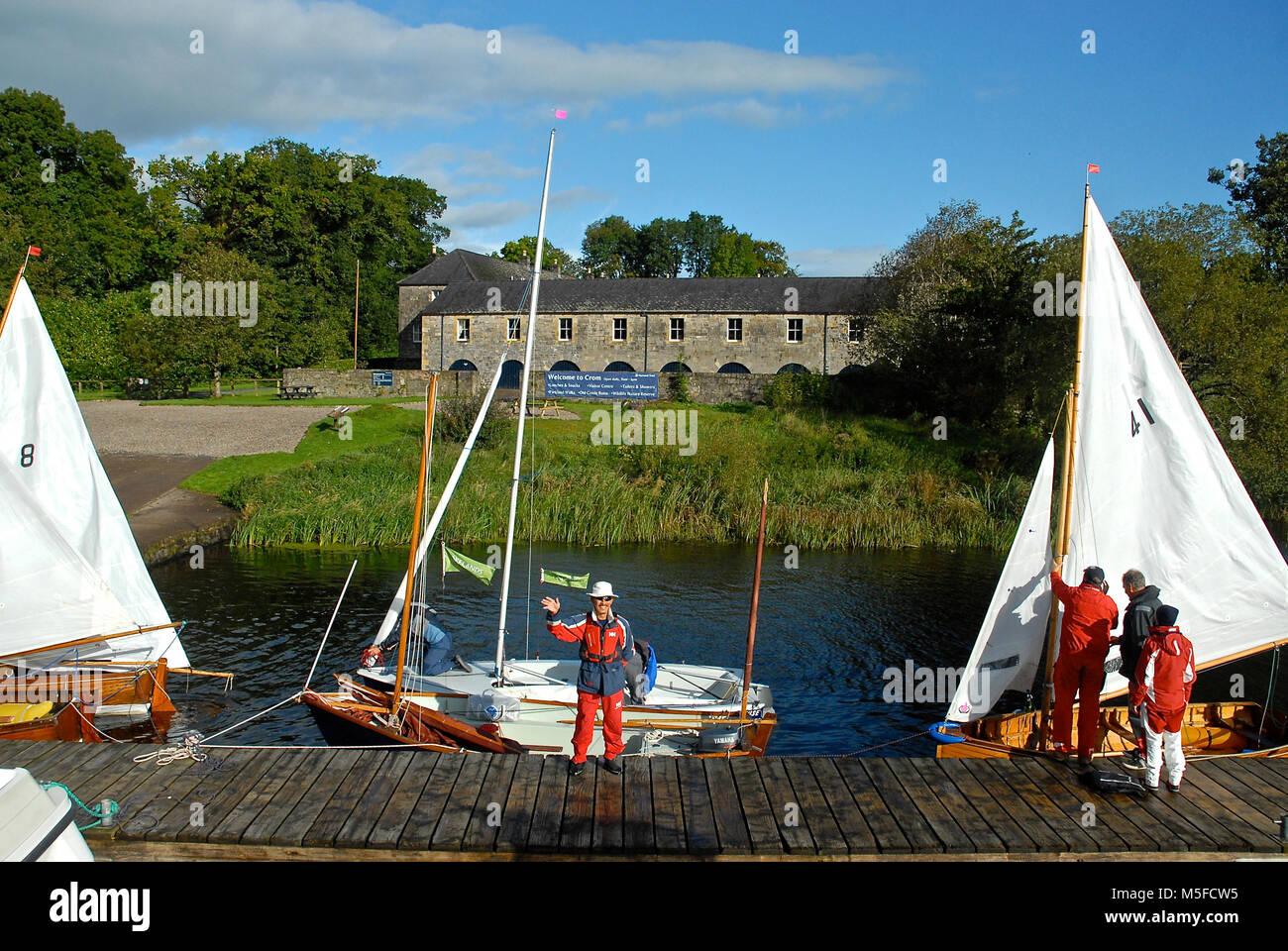 Holiday Cottages des National Trust property von Crom, Nordirland. Eine Flotte von schlauchbooten ist am Steg vertäut. Race champion Koji Ikeda Wellen. Stockfoto