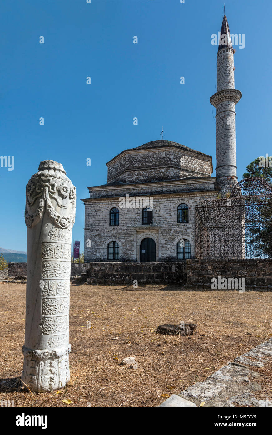 Muslimische Grabstein mit der Fethiye Moschee hinter sich. Auf dem Gelände der Zitadelle in Ioannina, Epirus, Griechenland. Stockfoto