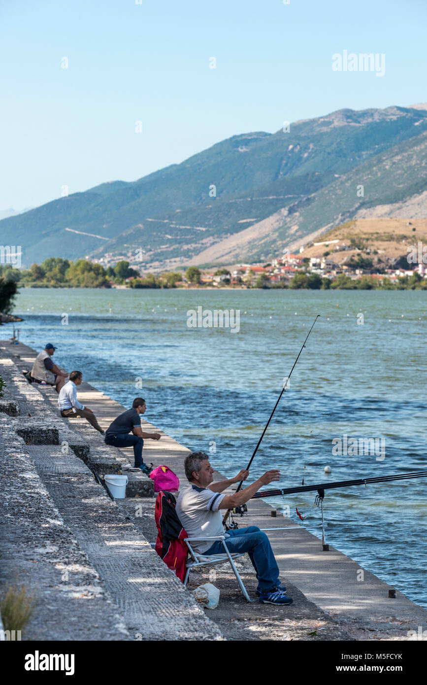 Angler und Zuschauern am Ufer des Sees Pamvotidha in Ioannina, Epirus, in Nordgriechenland. Stockfoto