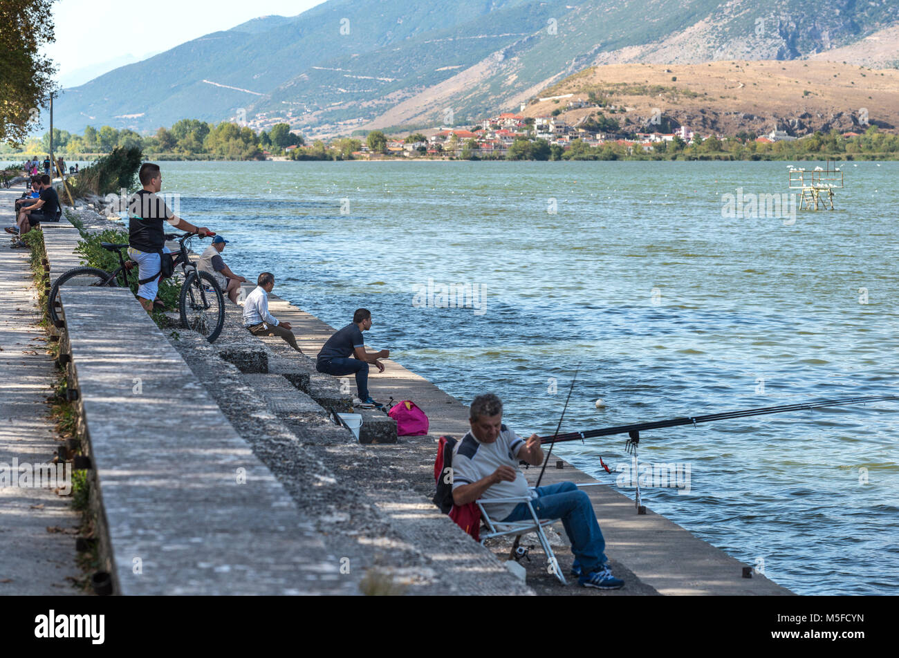 Angler und Zuschauern am Ufer des Sees Pamvotidha in Ioannina, Epirus, in Nordgriechenland. Stockfoto