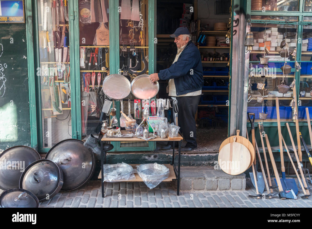 Traditionelle Eisen Töpfe zum Kochen auf offenem Feuer und verschiedene Werkzeuge in einem eisenwarenladen Shop im alten Viertel von Ioannina, Epirus, Griechenland. Stockfoto