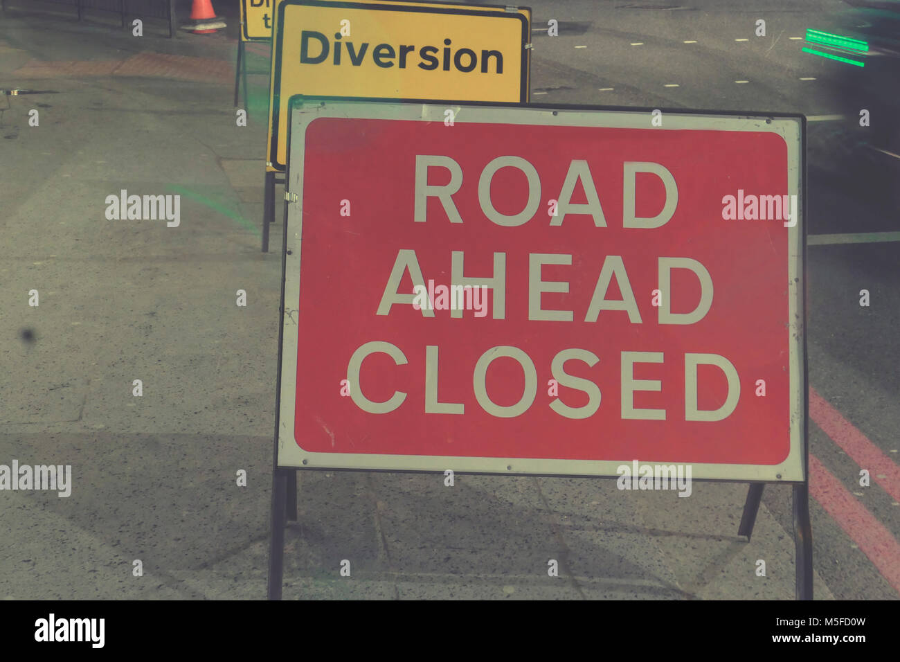 Straße geschlossen. Eine Ampel oder eine Baustelle Schild an der Straße in London. Stockfoto