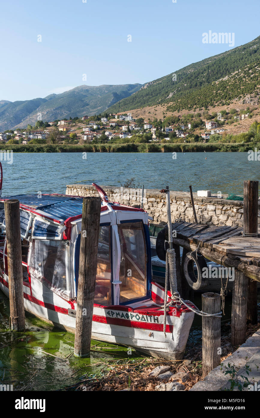 Traditionelle Fischerboote auf der Insel Nissi auf See Pamvotidha, Ioannina, Epirus, Griechenland. Stockfoto