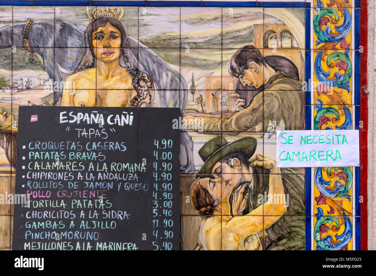 Menü in einer Tapas Bar mit traditionellen Keramikfliesen in der Nähe der Plaza Mayor im Zentrum von Madrid eingerichtet. Spanien Stockfoto