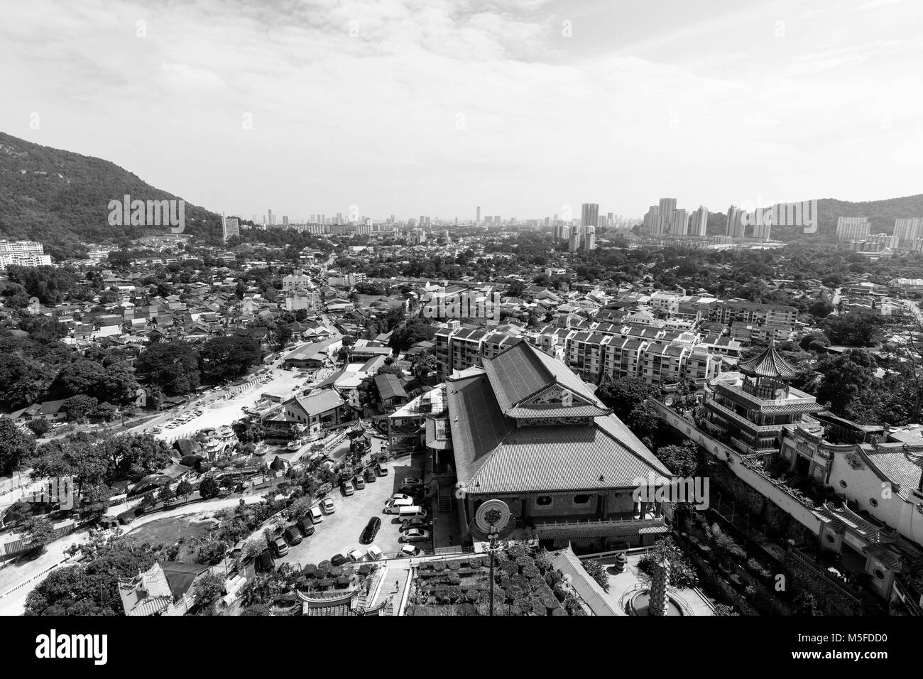 PENANG, MALAYSIA, 20. Dezember 2017: Kek Lok Si Tempel, einem chinesischen buddhistischen Tempel in Air Itam mit moderne Skyline von Penang gelegen Stockfoto