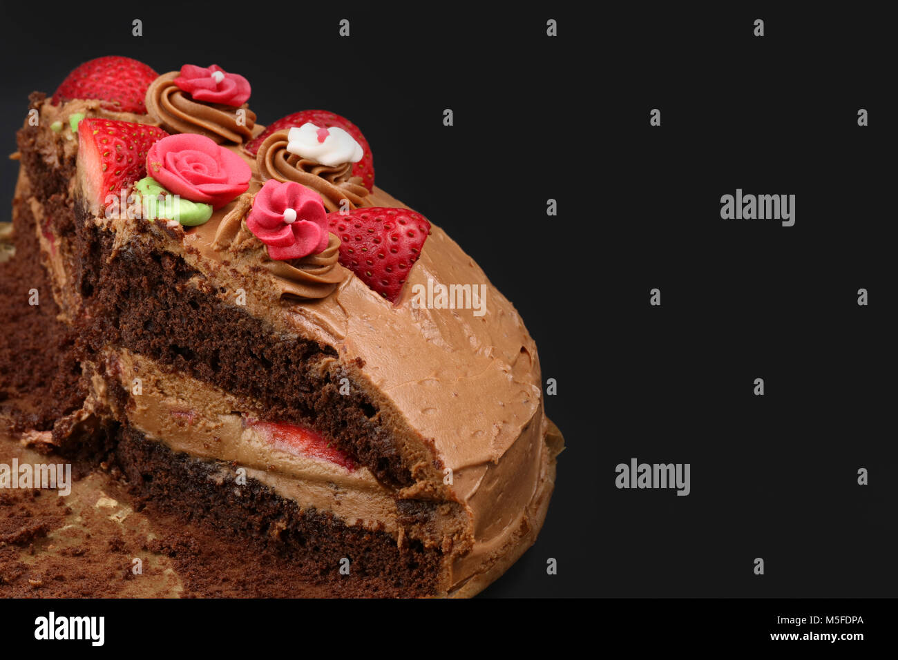 Hausgemachte Schokolade Kuchen mit Erdbeeren auf schwarzem Hintergrund Stockfoto