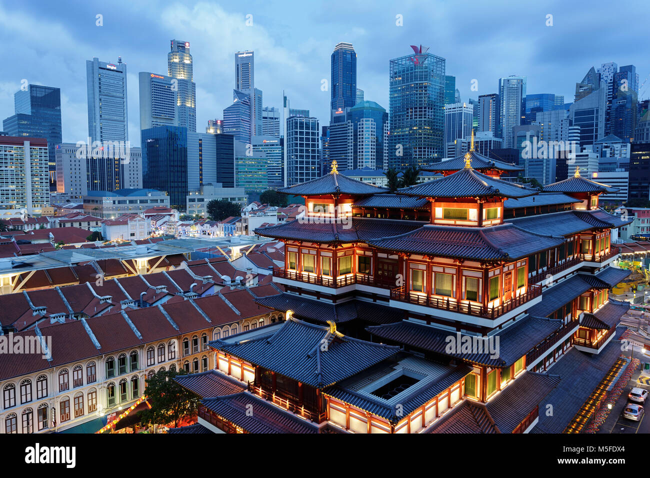 Buddha Zahns Tempel bei Dämmerung, Singapur Stockfoto