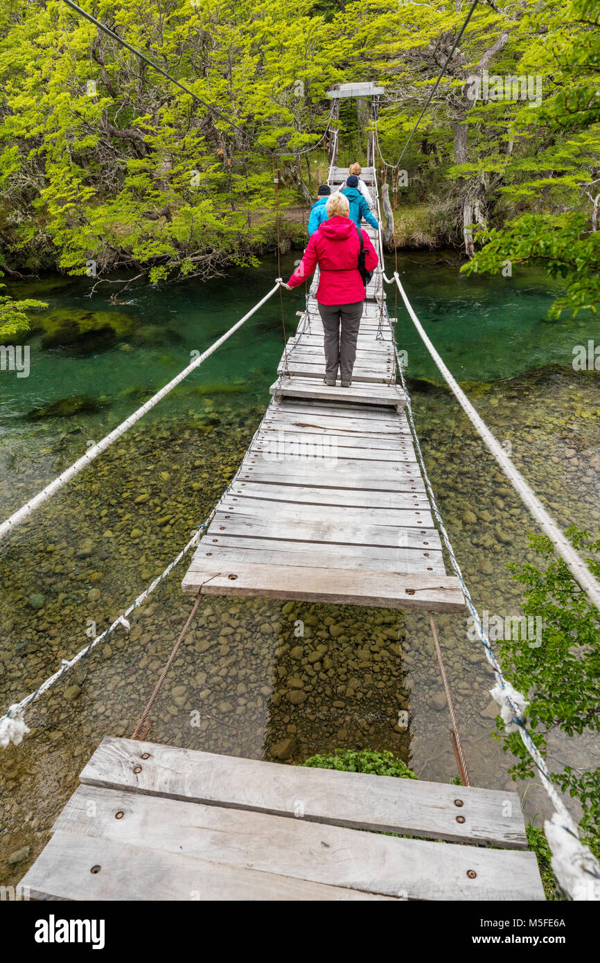 Trekker kreuze Fußgängerbrücke über Rio del Vuetas; Lago del Desierto; in der Nähe von Reserva Provincial Lago del Desierto, Patagonien, Argentinien Stockfoto